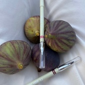 Τα νέα soft lip liners της PURE U διαθέτουν ενσωματωμένο ένα μικρό βουρτσάκι, για να μπλενταρετε το μολύβι και να έχετε ένα φυσικό αποτέλεσμα. Επιλέξτε την αγαπημένη σας απόχρωση και ξεκινήστε το μακιγιάζ σας!