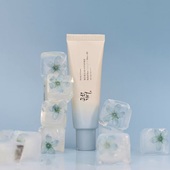 Η Relief Sun Aqua Fresh είναι το «αδερφάκι» της Relief Sun, με σπόρους ρυζιού και πανθενόλη, με πολύ πιο λεπτόρρευστη υφή και προσφέρει υψηλή αντηλιακή προστασία. Επίσης, ενυδατώνει όσο προστατεύει το δέρμα σας από τις ακτίνες UV, προσφέροντας μια φρέσκια και λαμπερή όψη στην επιδερμίδα, ενώ απορροφάται γρήγορα και δε βγάζει λιπαρότητα.💦🧊

#reliefsun #aquafresh #beautyofjoseon #sunscreen #kbeauty